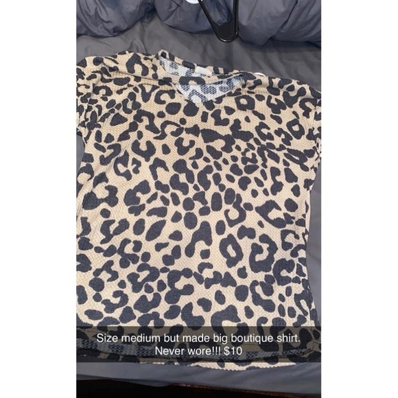 Size medium boutique top. Never worn! Fits like a large. - Picture 2 of 2